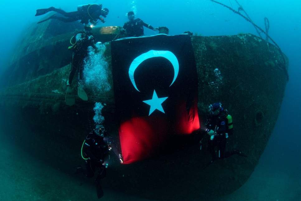 İzmir'de dalgıçlar 9 Eylül batığında Türk Bayrağı açtı