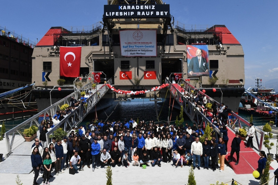 Depremzede çocukların ders zili gemide çaldı