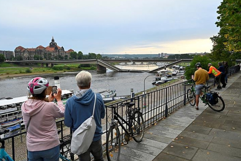 Almanya Dresden'deki simge köprü çöktü, facia ucuz atlatıldı