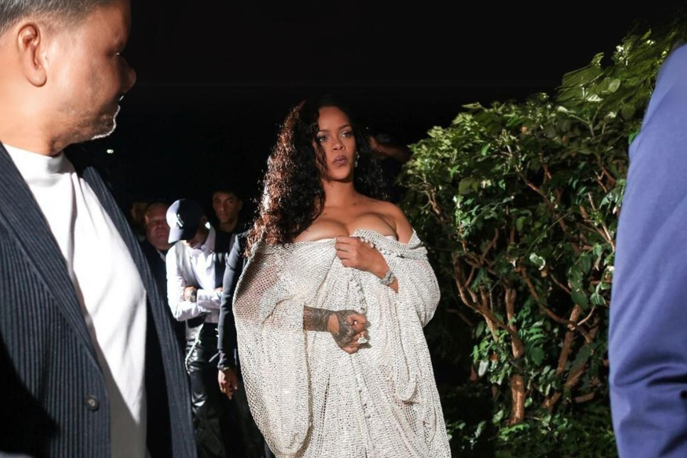 Rihanna üstünde servet taşıdı