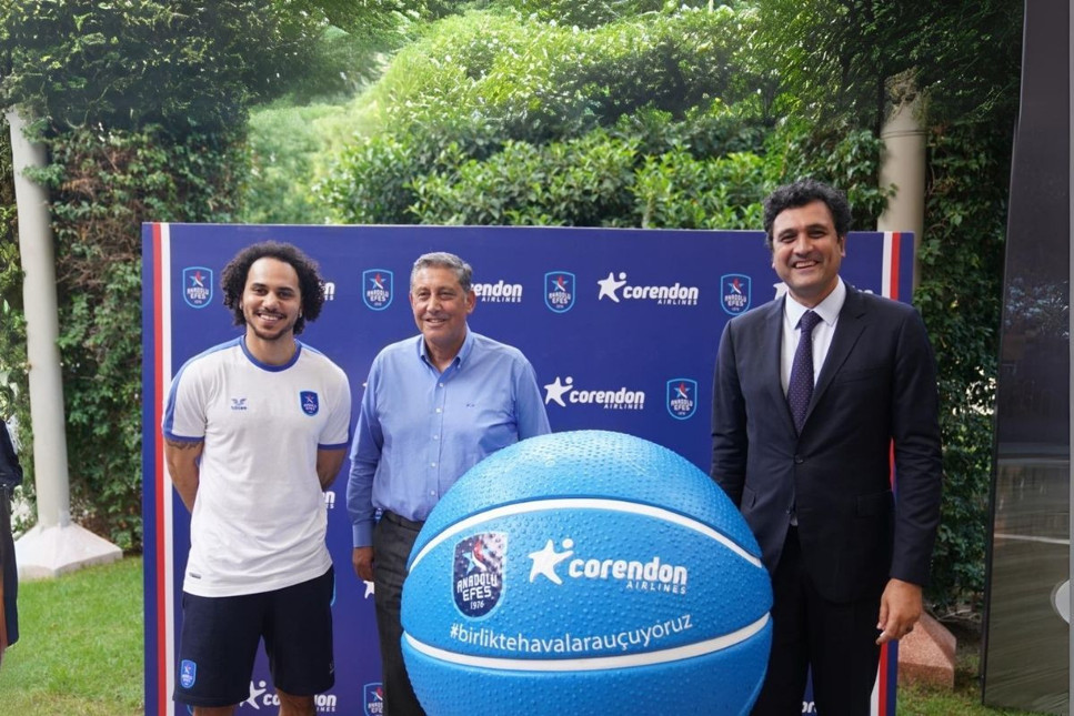 Anadolu Efes ile Corendon Airlines arasındaki sponsorluk anlaşması yenilendi