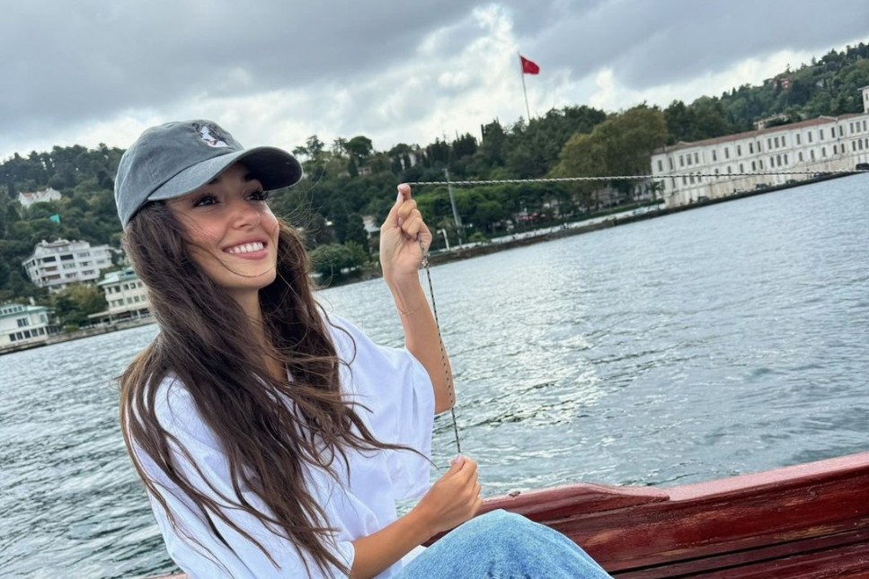 Hande Erçel'in yağmurlu İstanbul sabahında Boğaz keyfi