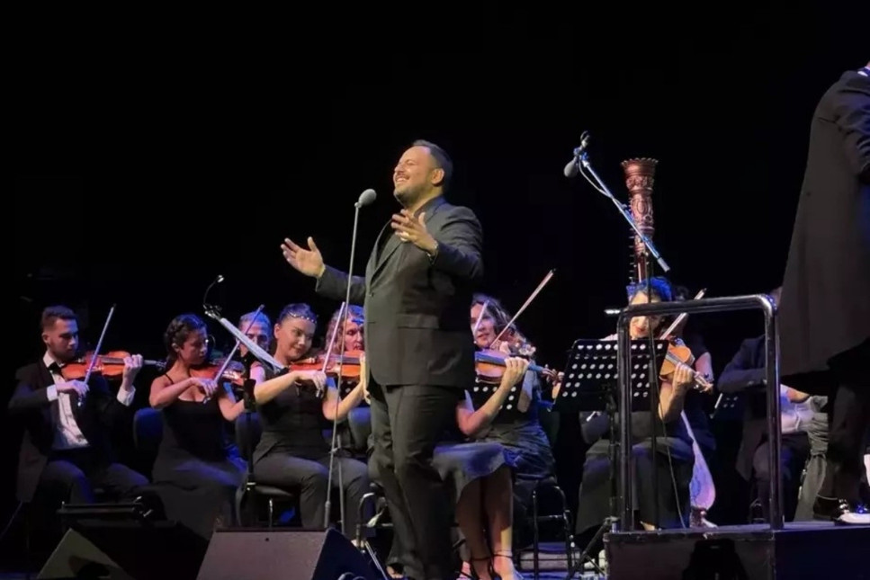 Tenor Murat Karahan bu kez Sezen Aksu severlerle bir araya geldi