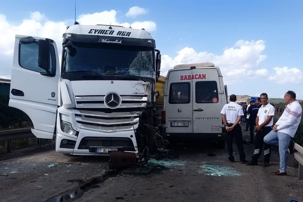 TIR ile servis minibüsü çarpıştı: 3 ölü, 8 yaralı