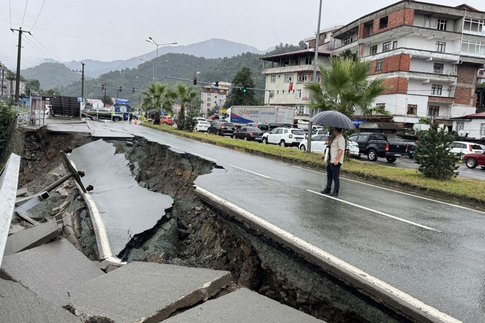 Artvin-Hopa kara yolunda çökme yaşandı