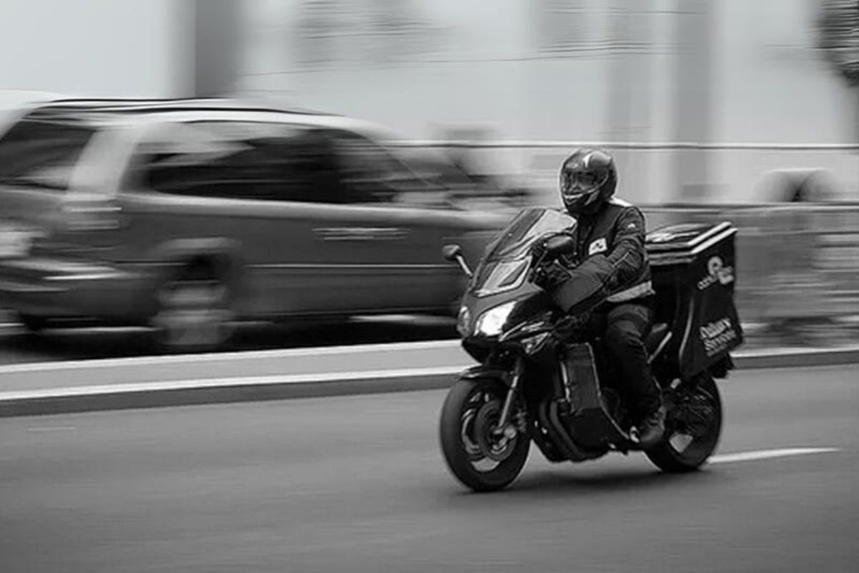 Motokurye sokakta kadınları taciz ettiği suçlamasıyla tutuklandı