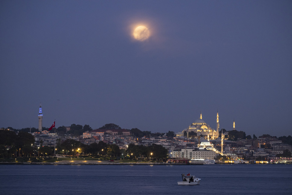 Dünya Süper Ay'ı hayranlıkla izledi