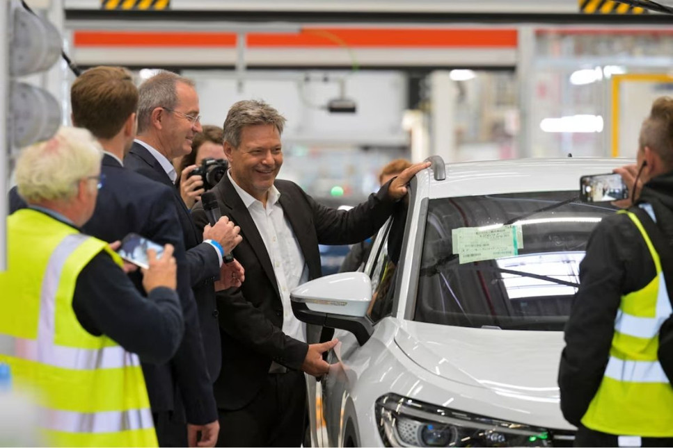 Almanya Ekonomi Bakanı Robert Habeck: Volkswagen'e tesis yoluna gitmeden maliyet azaltması için destek verebiliriz