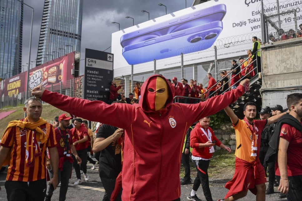 Galatasaray taraftarı RAMS Park'ta buluştu, Kadıköy'e geçti