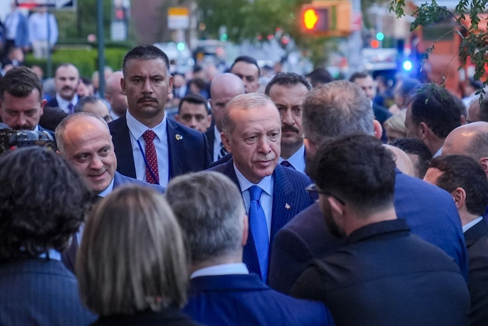 Cumhurbaşkanı Erdoğan'a Türkevi önünde sevgi gösterisi