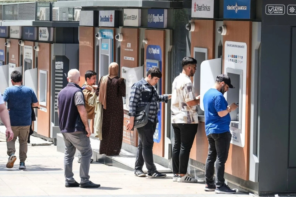 Banka ATM'leri para vermemekte ısrarcı