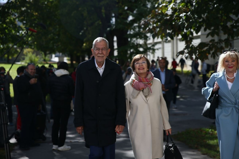 Avusturya'da Cumhurbaşkanı Van Der Bellen ve  Başbakan Nehammer genel seçimlerde oyunu kullandı