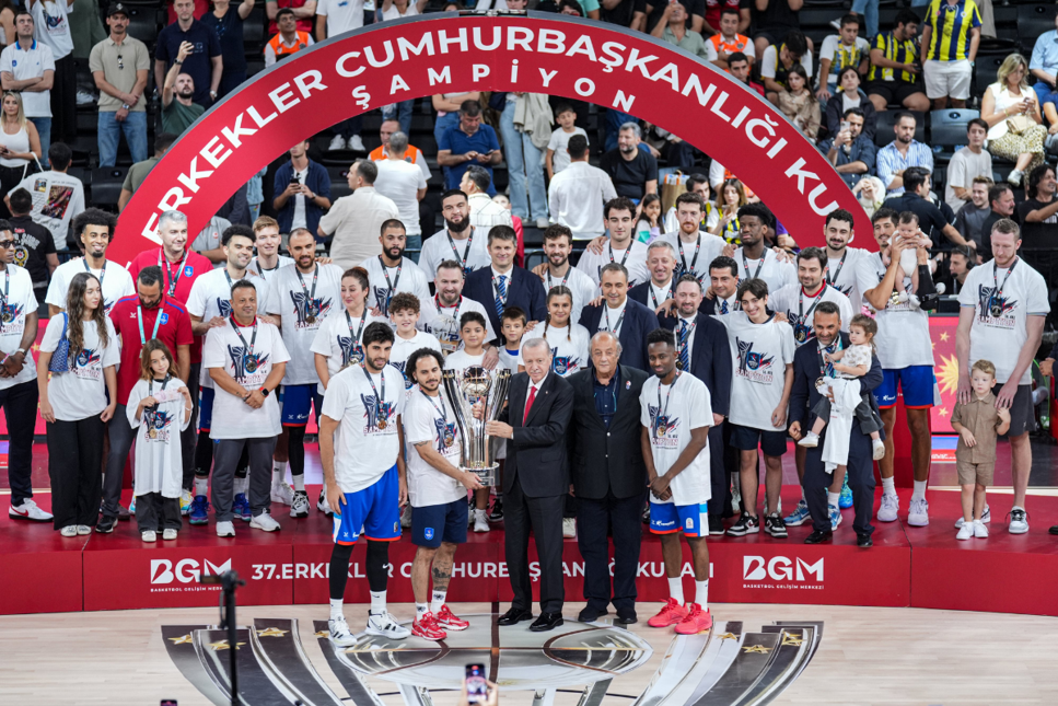 Cumhurbaşkanı Erdoğan Anadolu Efes'e şampiyonluk kupasını verdi