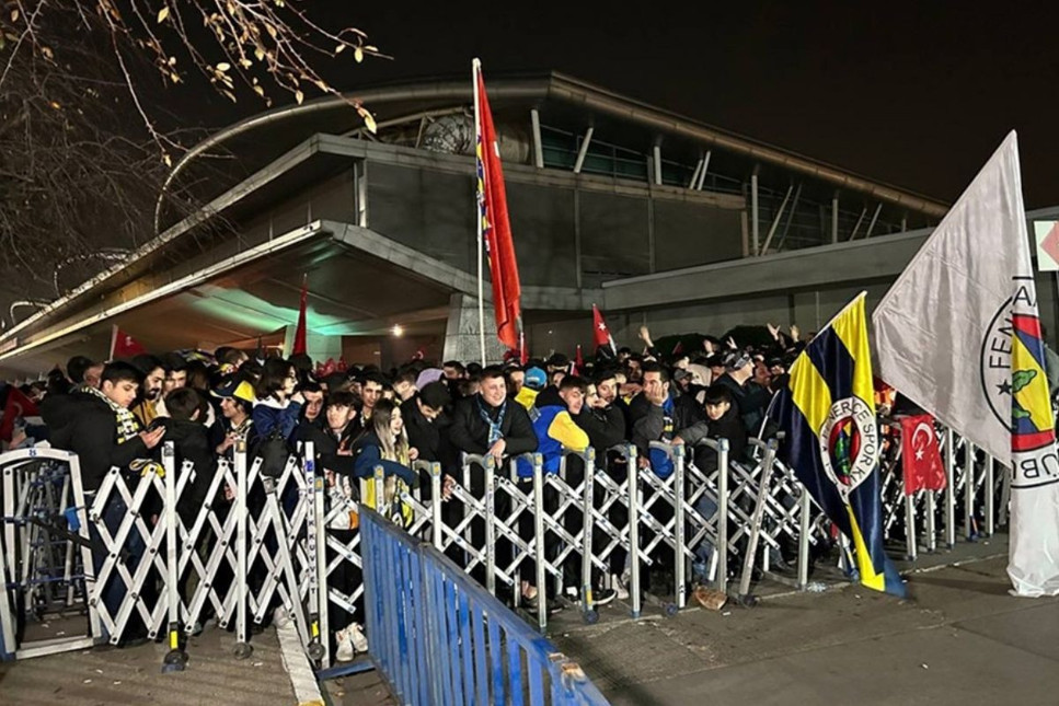 Hollanda'da Twente-Fenerbahçe maçı öncesi taraftarlar birbirine girdi 