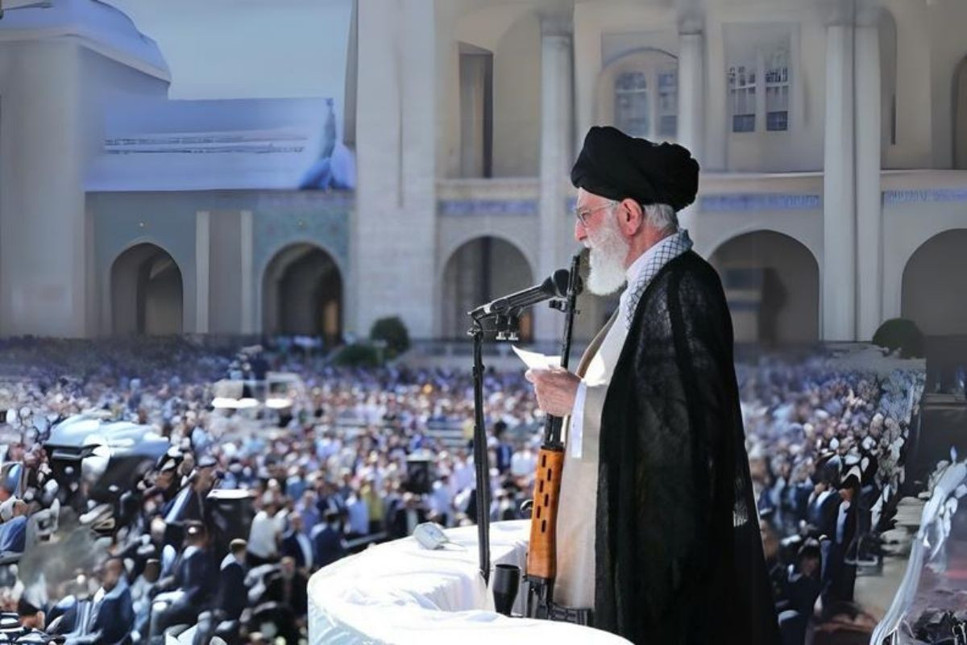 Hizbullah liderinin Lübnan'da öldürülmesinin ardından Hamaney'den sniper silahlı hutbe