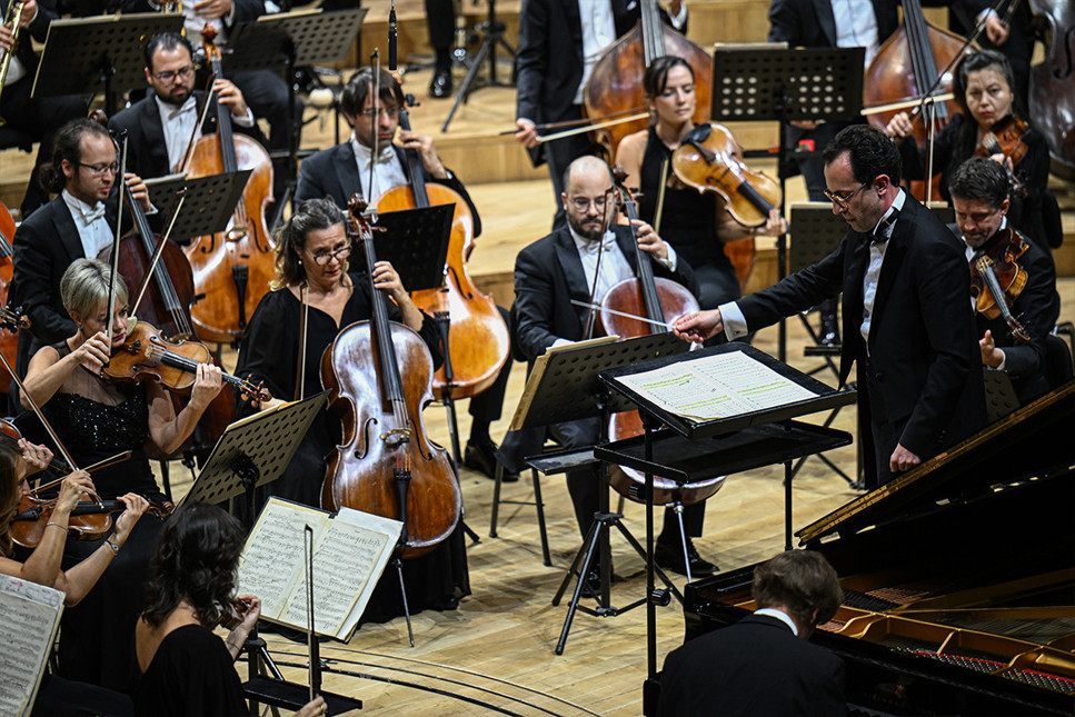 CSO,  sezonu Rus piyanist Lugansky ile açtı