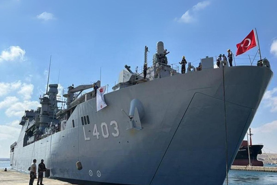 TCG Bayraktar ve TCG Sancaktar tahliye için Beyrut Limanı'nda