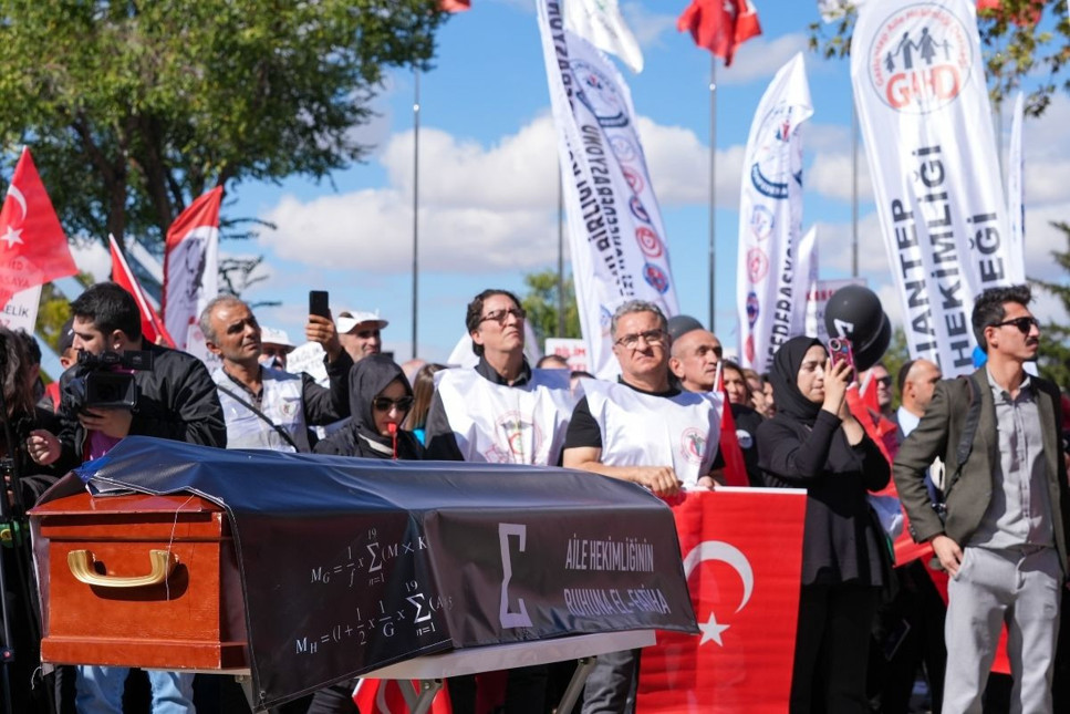 Aile hekimlerinden tabutlu miting