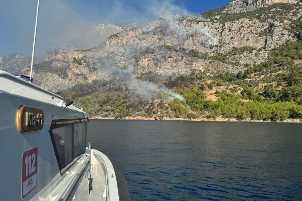 Sahile ulaşan alevlere TOMA'lı müdahale