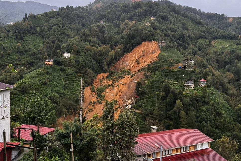 Rize'de heyelan 2 evi yuttu