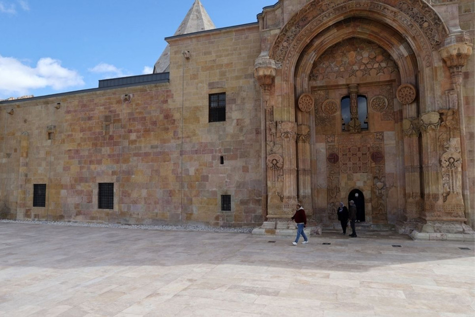 Bir dönem akıl hastalarının tedavi yeri olan Divriği Ulu Camii ve Darüşşifası'na ziyaretçi akını