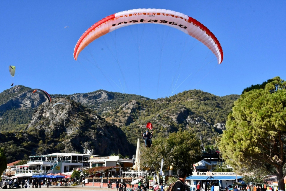 Fethiye Belediye Başkanı Karaca, TUSAŞ şehitleri için 1700 metrede Türk bayrağı açtı