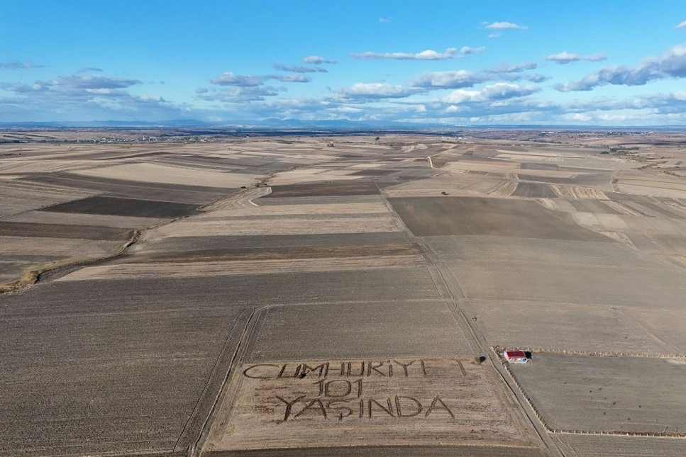 Tarlasına 'Cumhuriyet 101 yaşında' yazdı