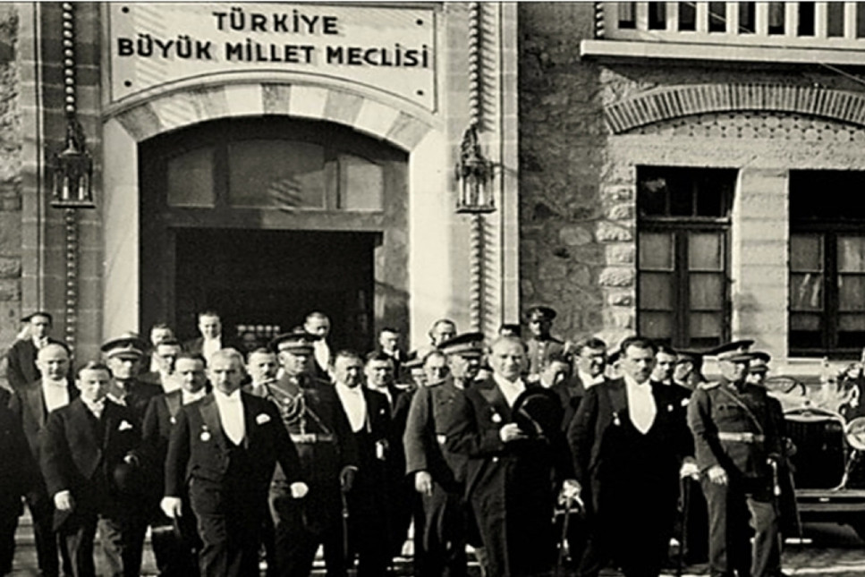 29 Ekim 1923’te doğan Cumhuriyet güneşi bugün 101'inci yaşını kutluyor