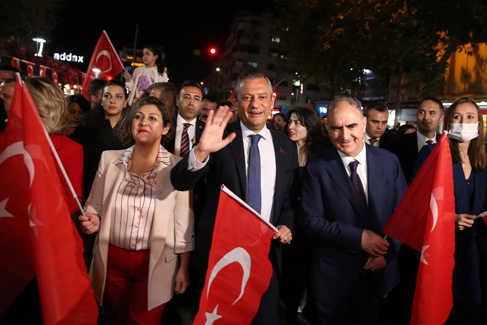 Özgür Özel, memleketi Manisa'da fener alayına katıldı