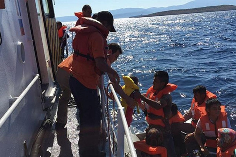 Lüks yatla insan kaçakçılığı kayalıklarda son buldu 