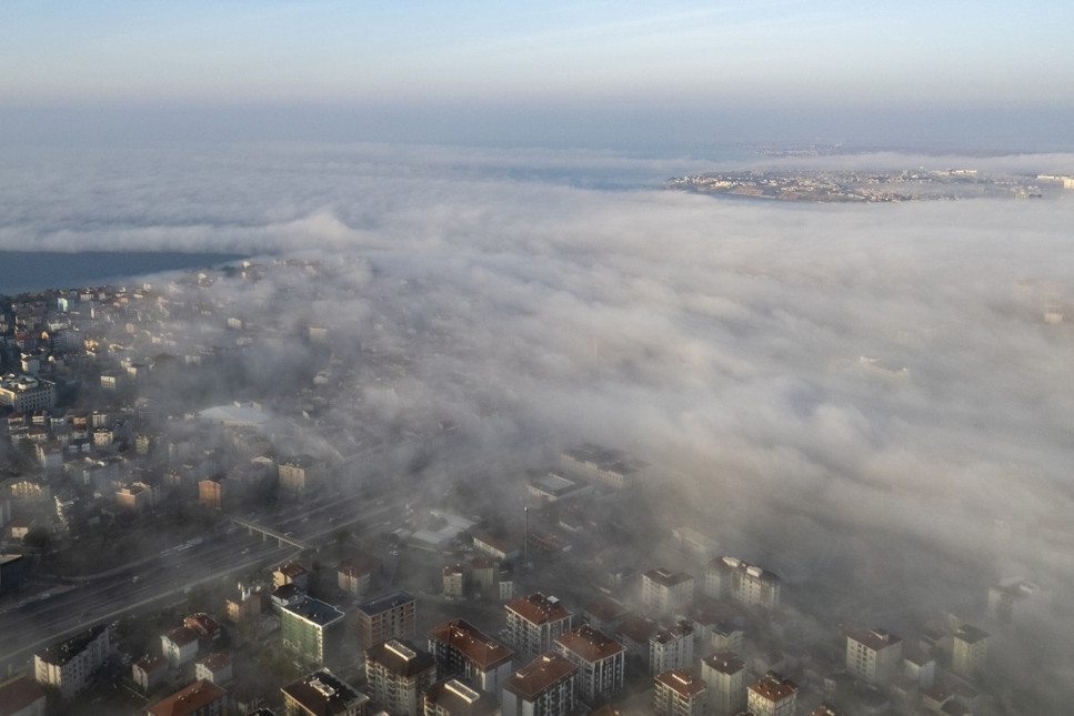 İstanbul sise uyandı