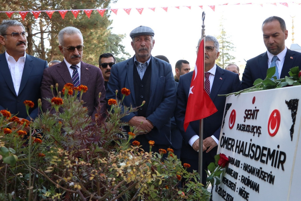 Bakan Uraloğlu'ndan Ömer Halisdemir'in kabrine ziyaret