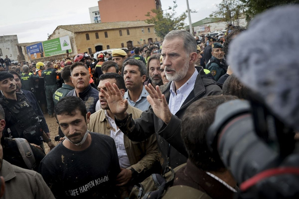 Afetzedelerden Kral'a ve başbakana protesto