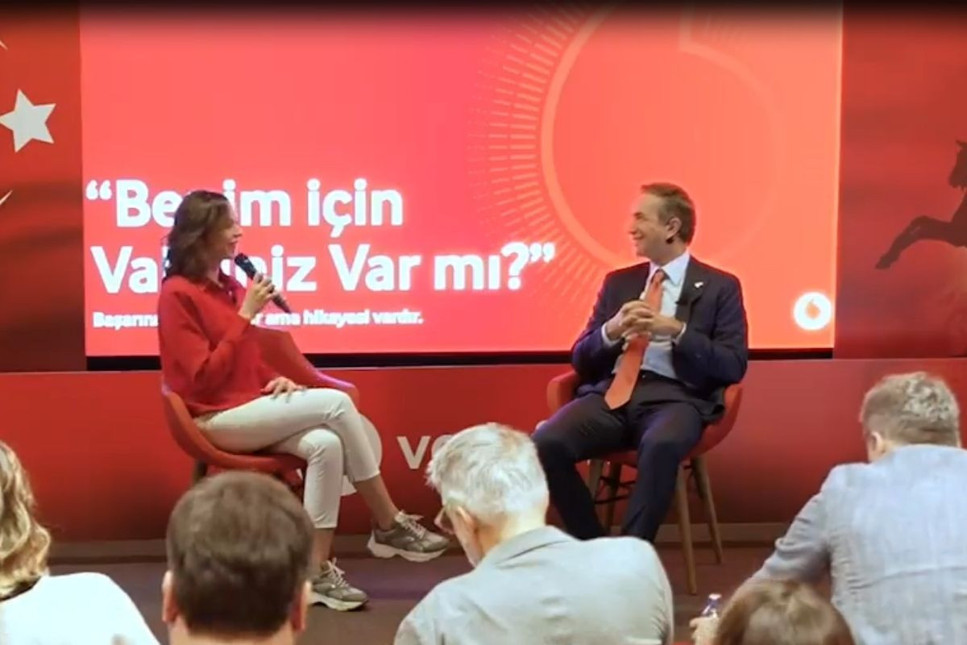 Vodafone Türkiye CEO'su, şirket çalışanı ile "Engin ile Kısa Paslaşmalar"da konuştu