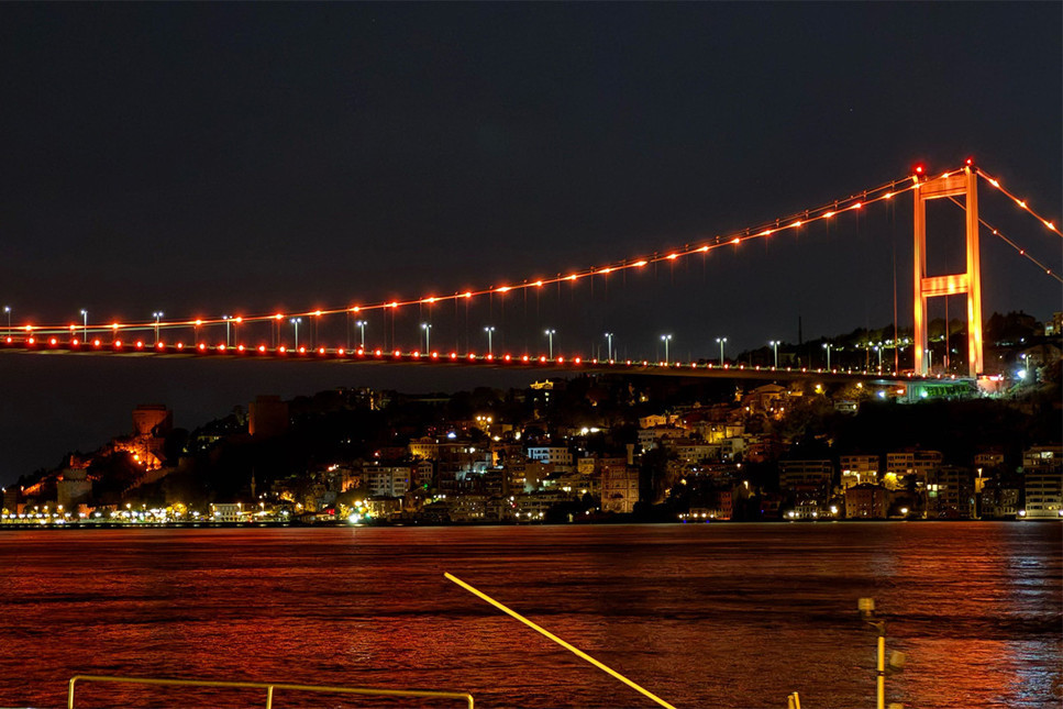 İstanbul’da köprüler lösemi hastalığına dikkati çekti