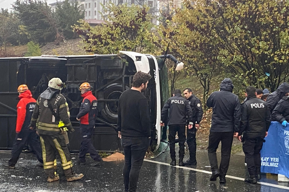 Esenler’de yolcu otobüsü devrildi: 2 ölü, 18 yaralı