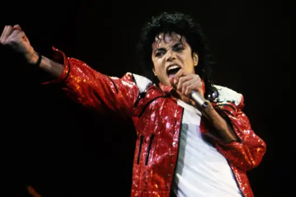 Michael Jackson’ın ikonik kırmızı ceketi 13 milyon lira bedelle açık artırmada