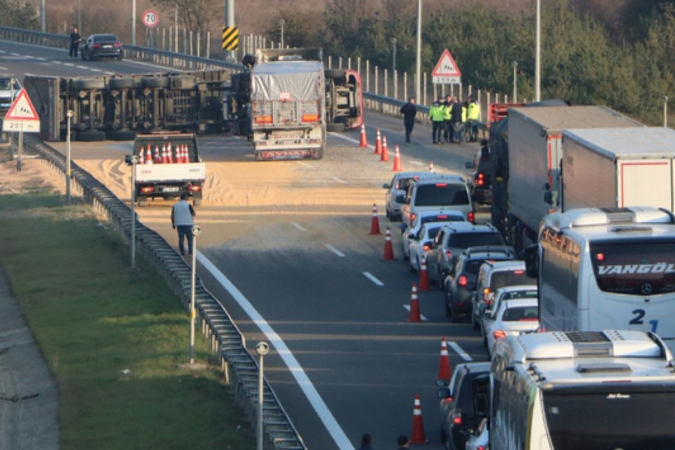 Anadolu Otoyolu Bolu kesiminde TIR devrildi, trafik aksadı