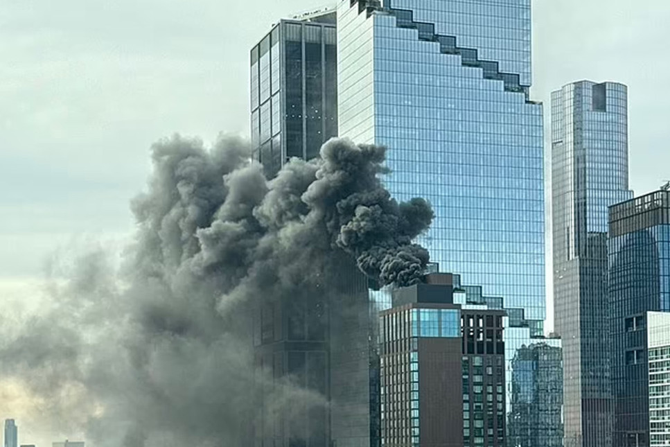 Manhattan'da lüks gökdelende yangın paniği