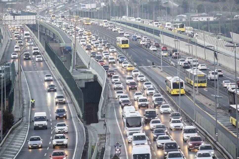 İstanbul'da ilk ara tatilin ardından trafik yoğunluğu yaşanıyor