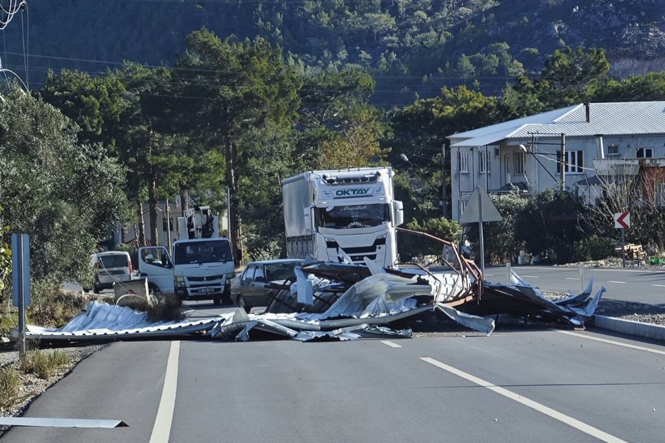 Akkuyu Nükleer Güç Santrali'nde çalışan işçilerin kaldığı tesiste çatılar uçtu: 1 kişi öldü