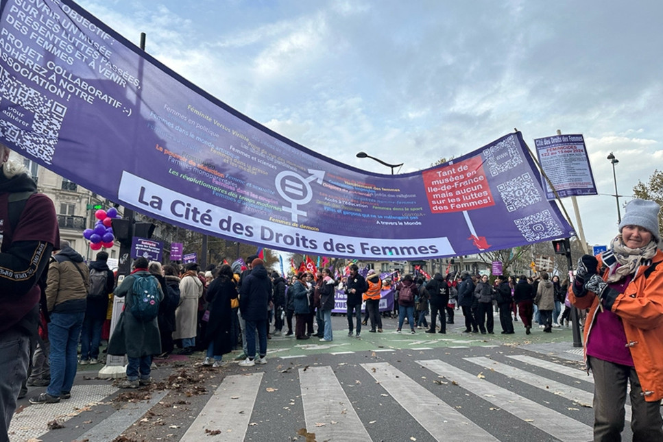 Paris'te 80 bin kadın şiddete karşı uyanış yürüyüşünde buluştu