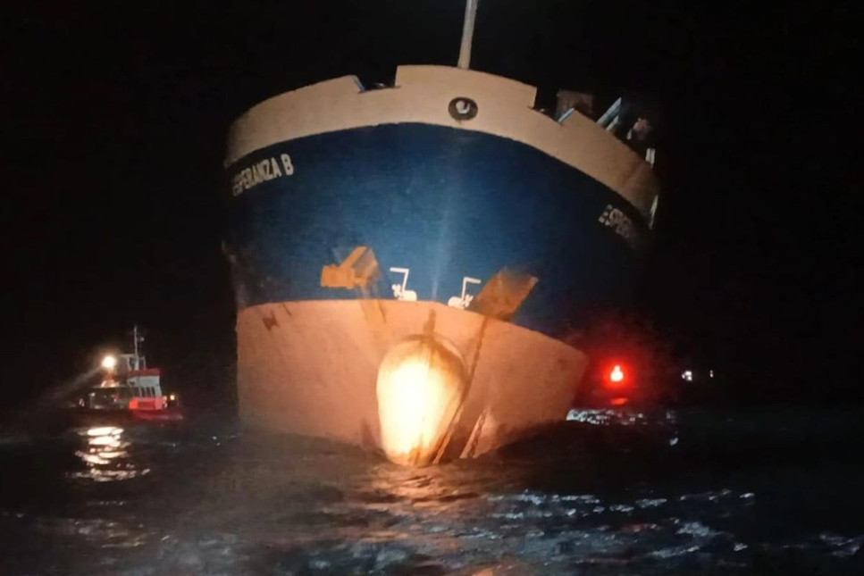 Mersin'de 89 metrelik kuru yük gemisi yan yattı, yardım botu personeli kurtarmak için gönderildi