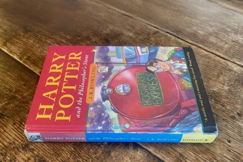 Harry Potter serisinin nadir bulunan ilk baskı kitabı 36 bin sterline satıldı