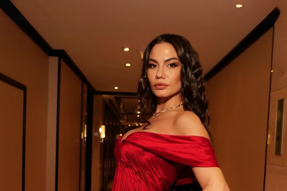 Demet Özdemir DIAFA Ödül Töreni'ne kırmızı elbisesiyle damga vurdu