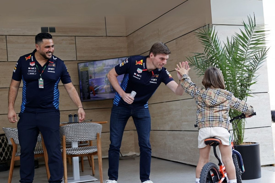 Kenan Sofuoğlu'nun 5 yaşındaki oğlu Zayn, Katar GP'de F1 şampiyonu Max Verstappen ile RedBull garajını gezdi