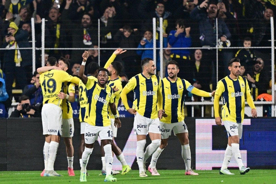 Fenerbahçe fırsatı kaçırmadı, zirveyle puan farkını 3'e indirdi