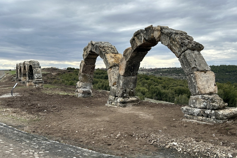 Uşak'taki Blaundos Antik Kenti'nin su kemerleri ayağa kaldırılıyor