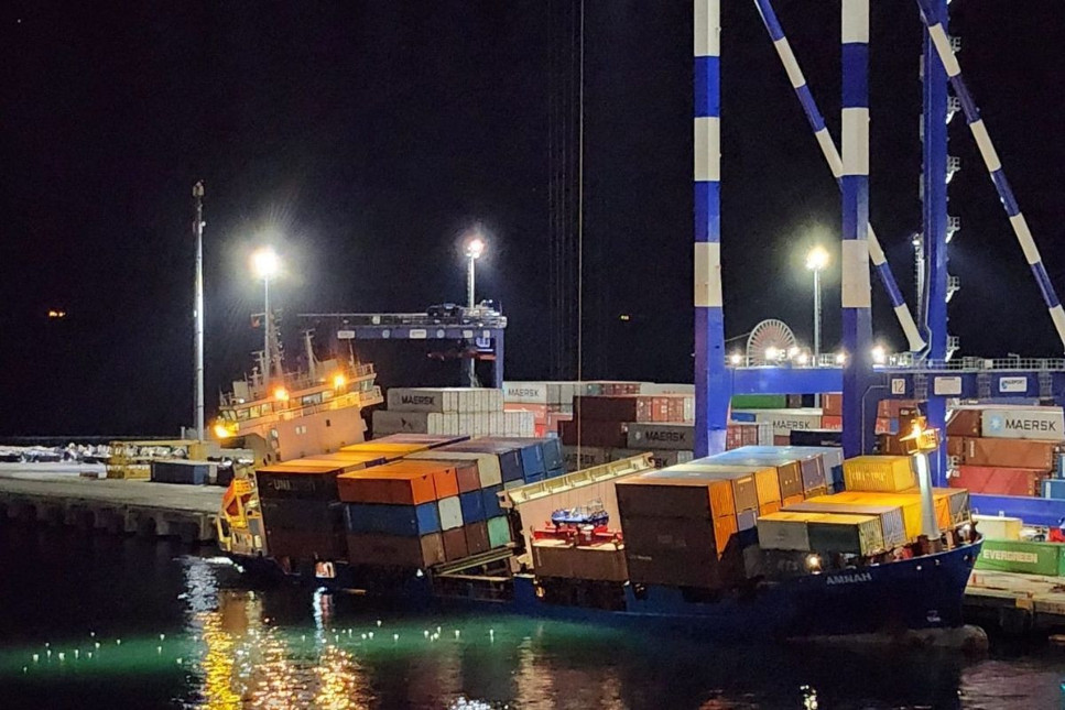 Ambarlı Marport Limanı'nda konteyner gemisi yan yattı, personel tahliye edildi