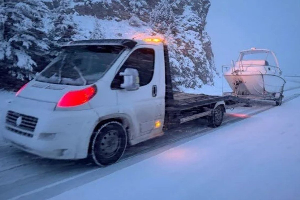 Kavurucu sıcak havasıyla ünlü Antalya bu kez kar yağışına teslim oldu